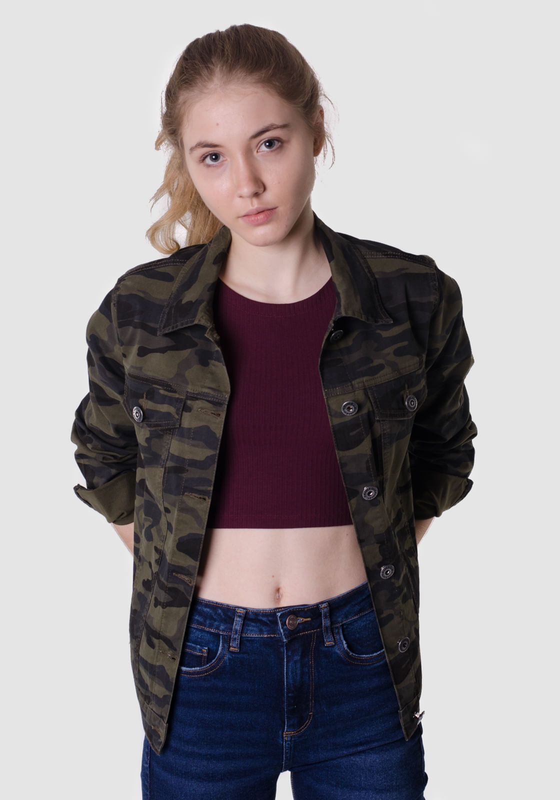 jaqueta camuflada com capuz em sarja