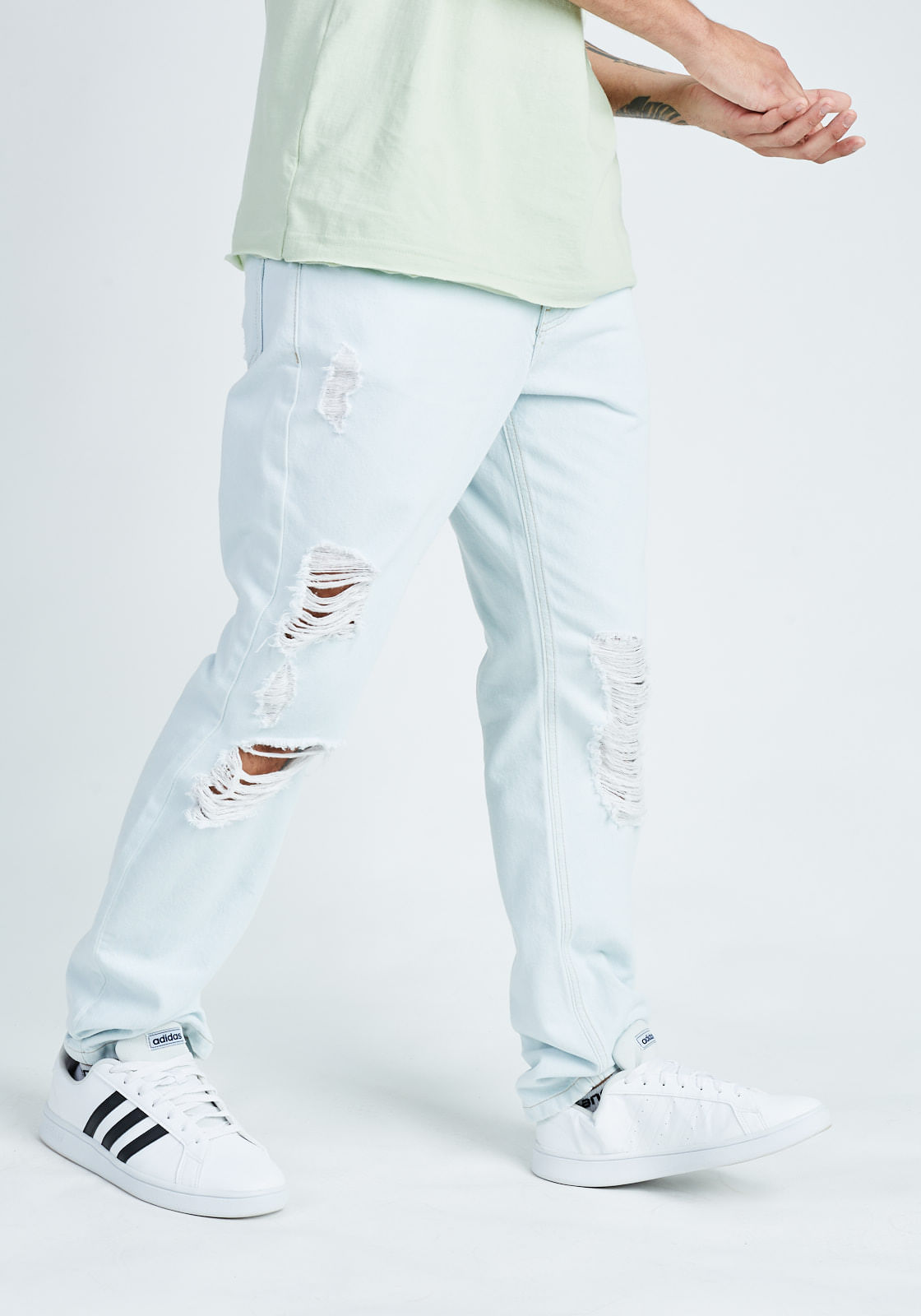 tenis adidas com calça jeans