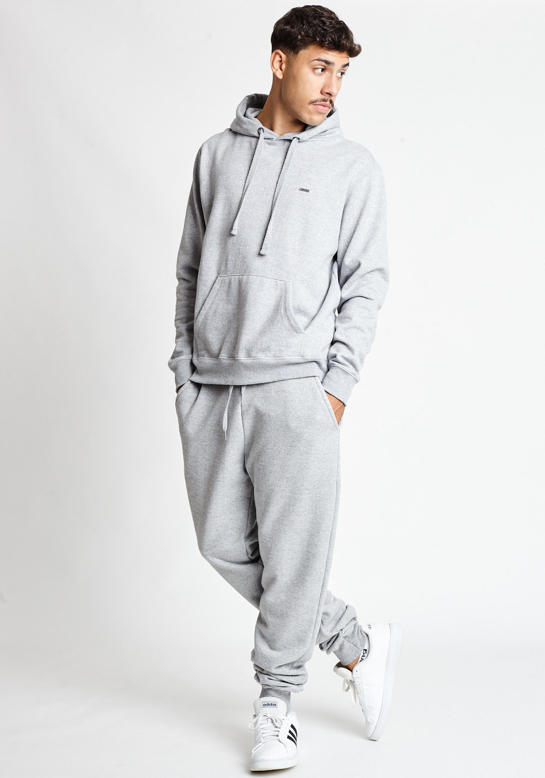 grey joggers with black moletom com capuz