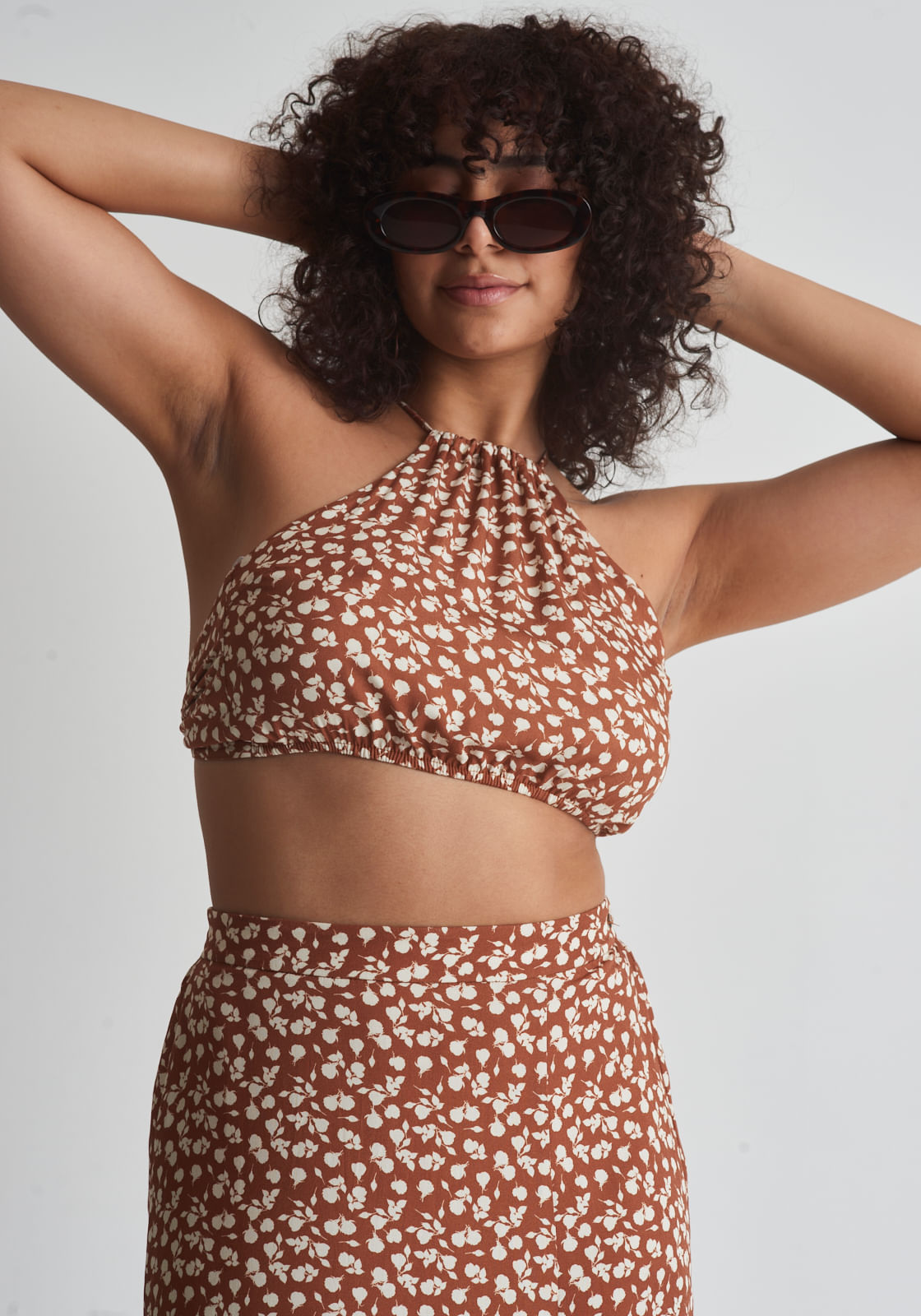 Blusa top feminino estampa floral marrom