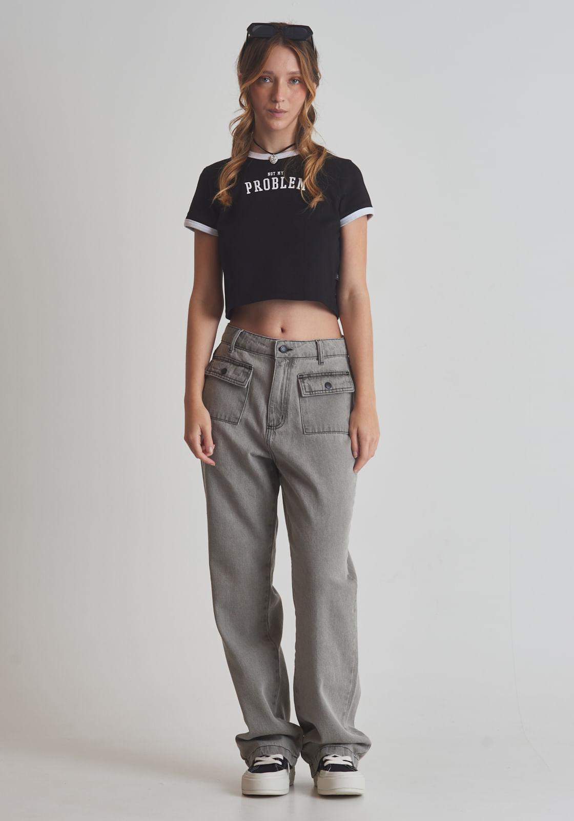 Calça jeans reta cintura alta bolsos cargo