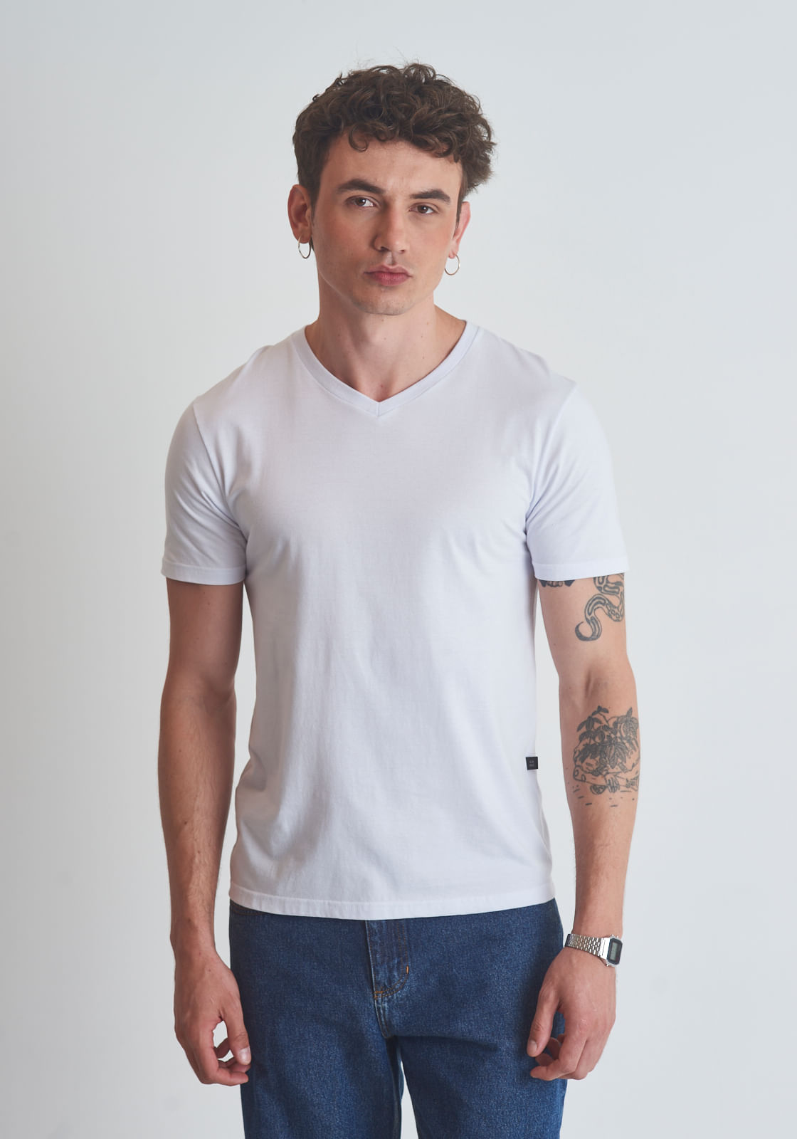 Camiseta decote V slim fit branca.