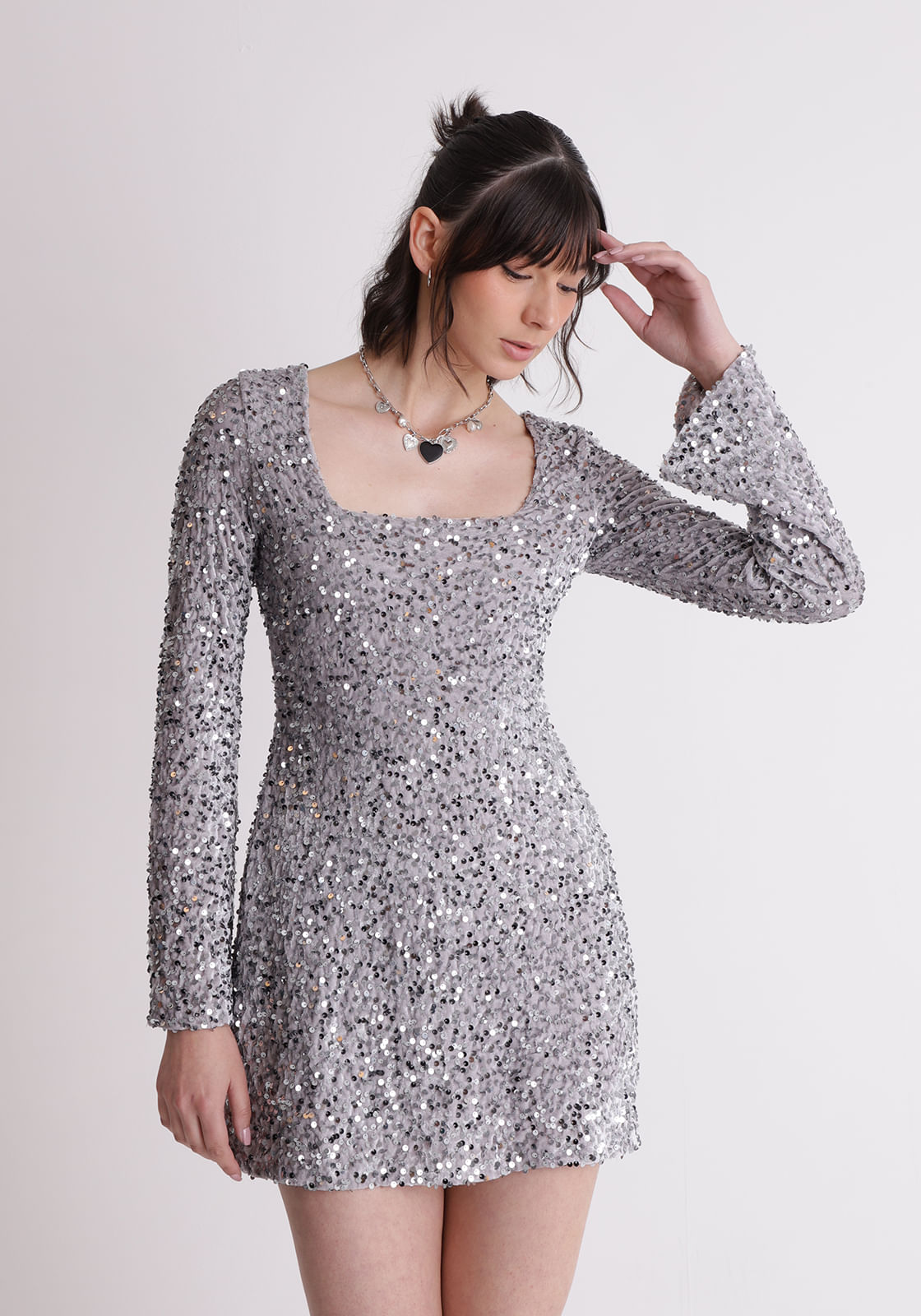 Vestido curto em paetê