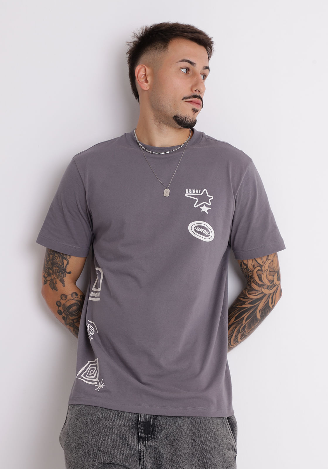 Camiseta em algodão estampa elementos