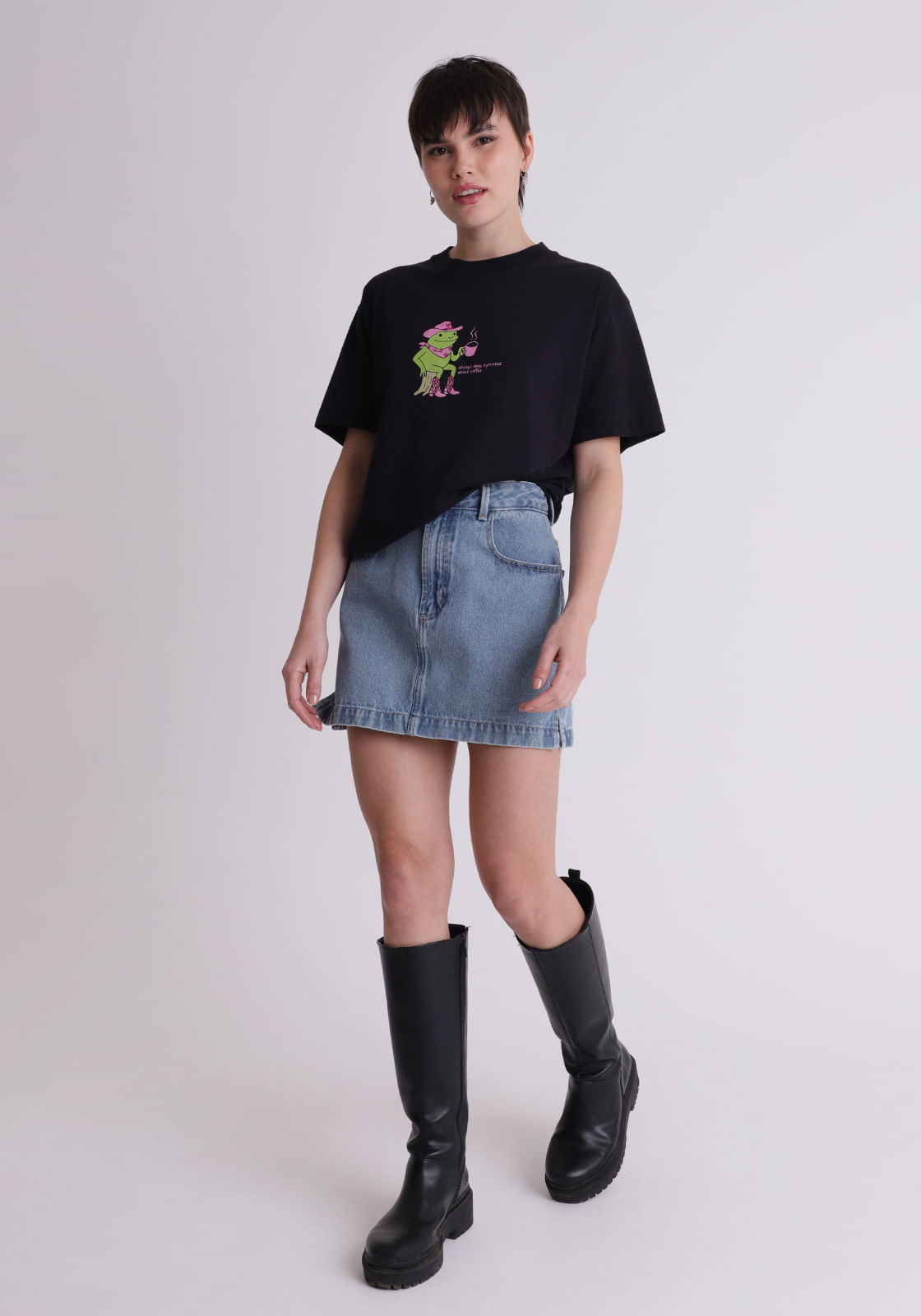 Saia jeans com fenda nas laterais