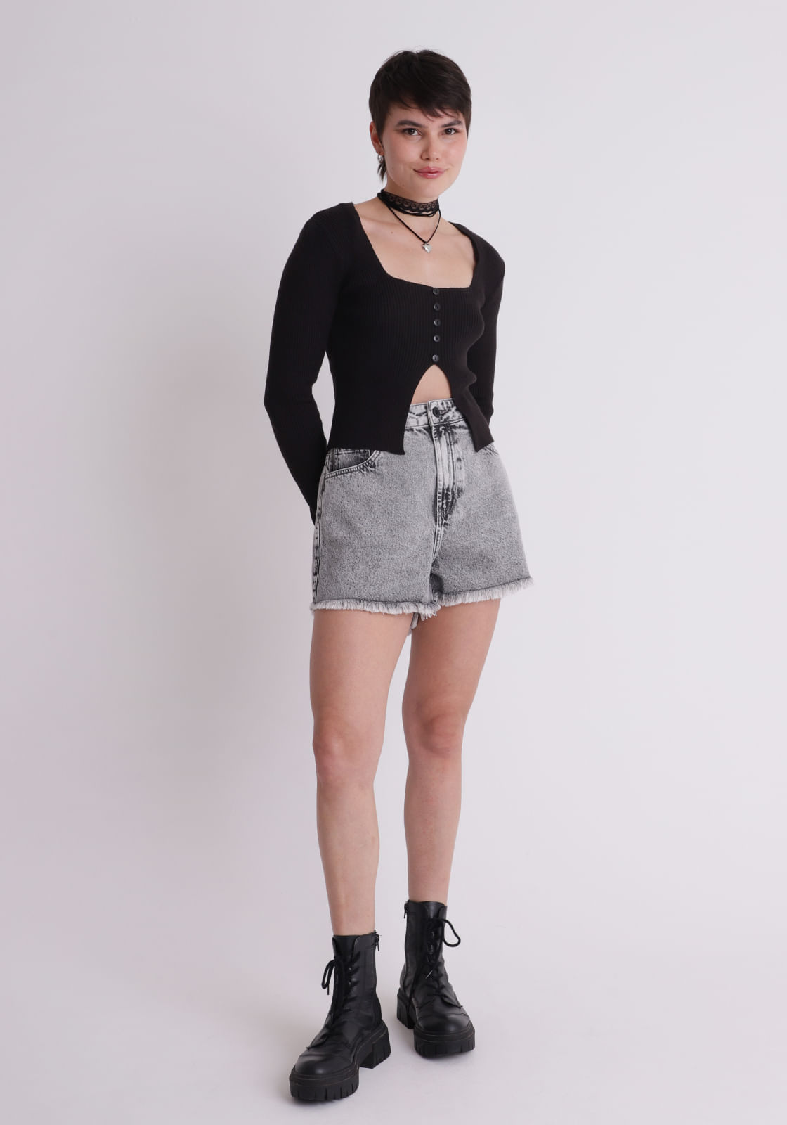 Short jeans feminino barra desfiada cinza