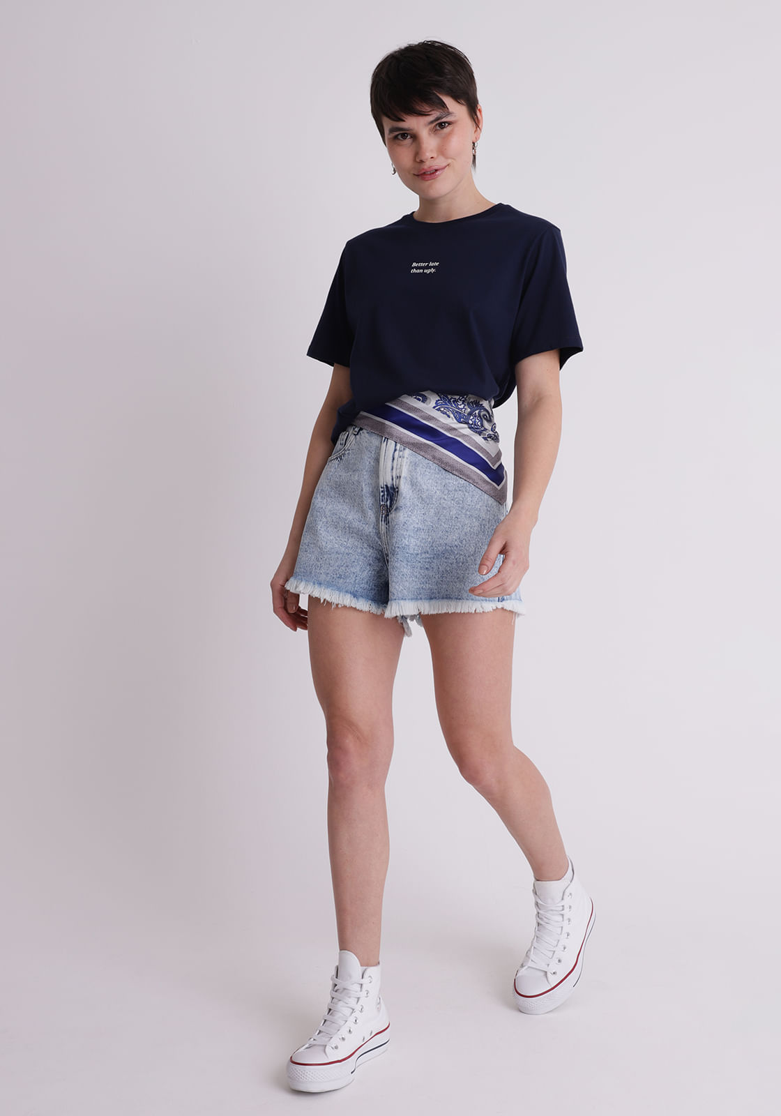 Short jeans feminino barra desfiada azul