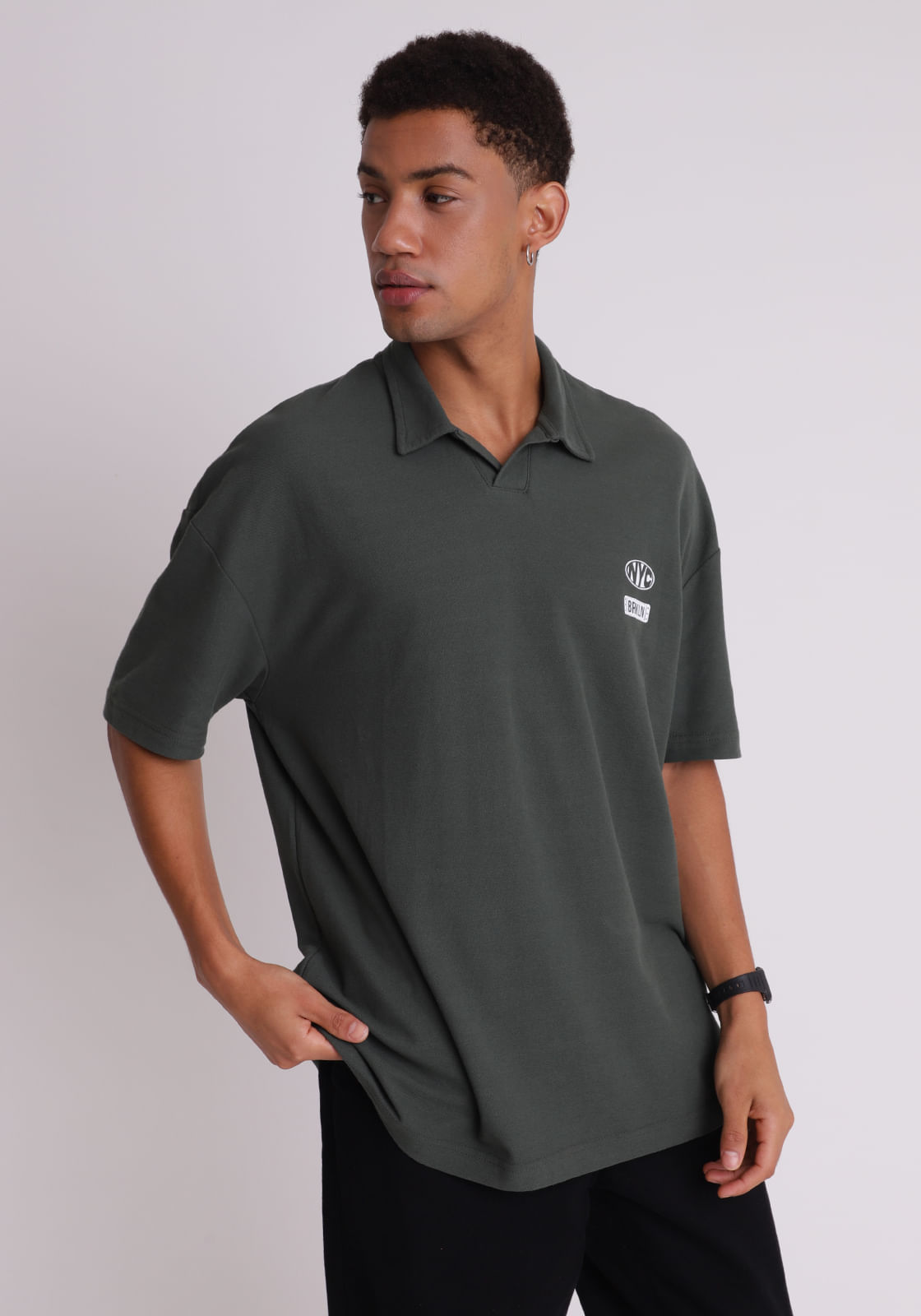 Camiseta polo masculina piquet estampa NYC verde