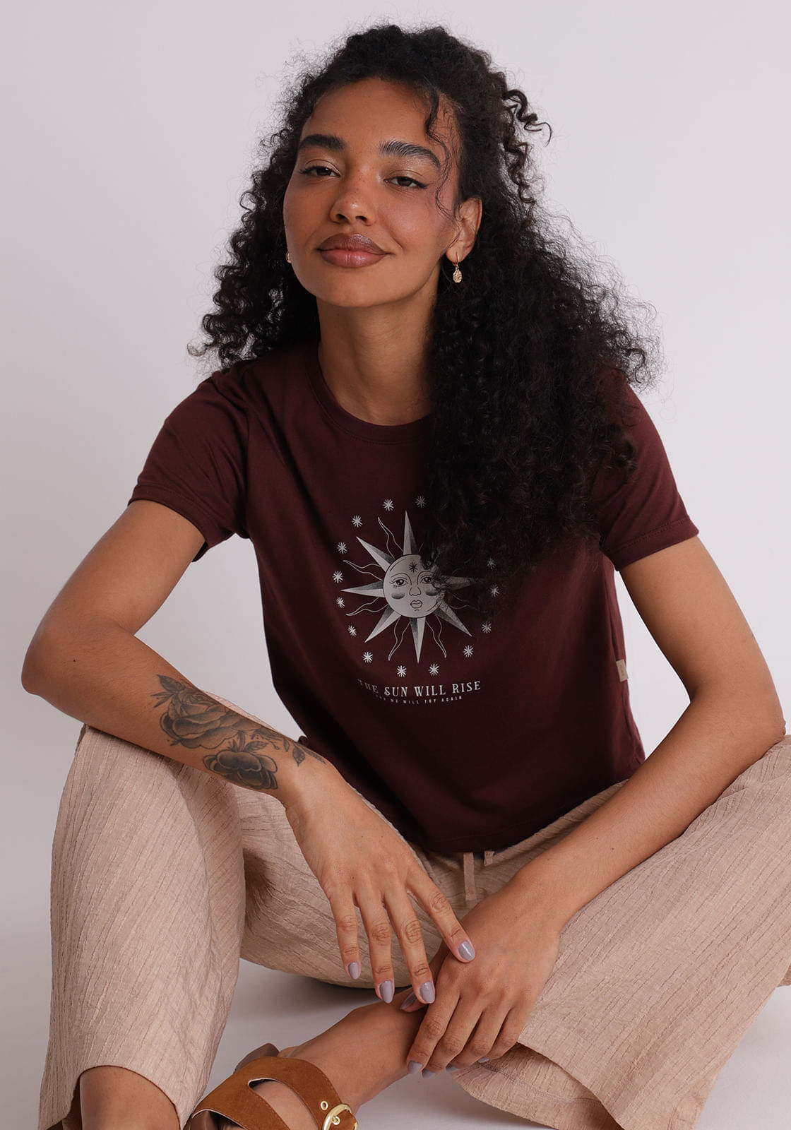 Camiseta algodão feminino cropped estampada marrom