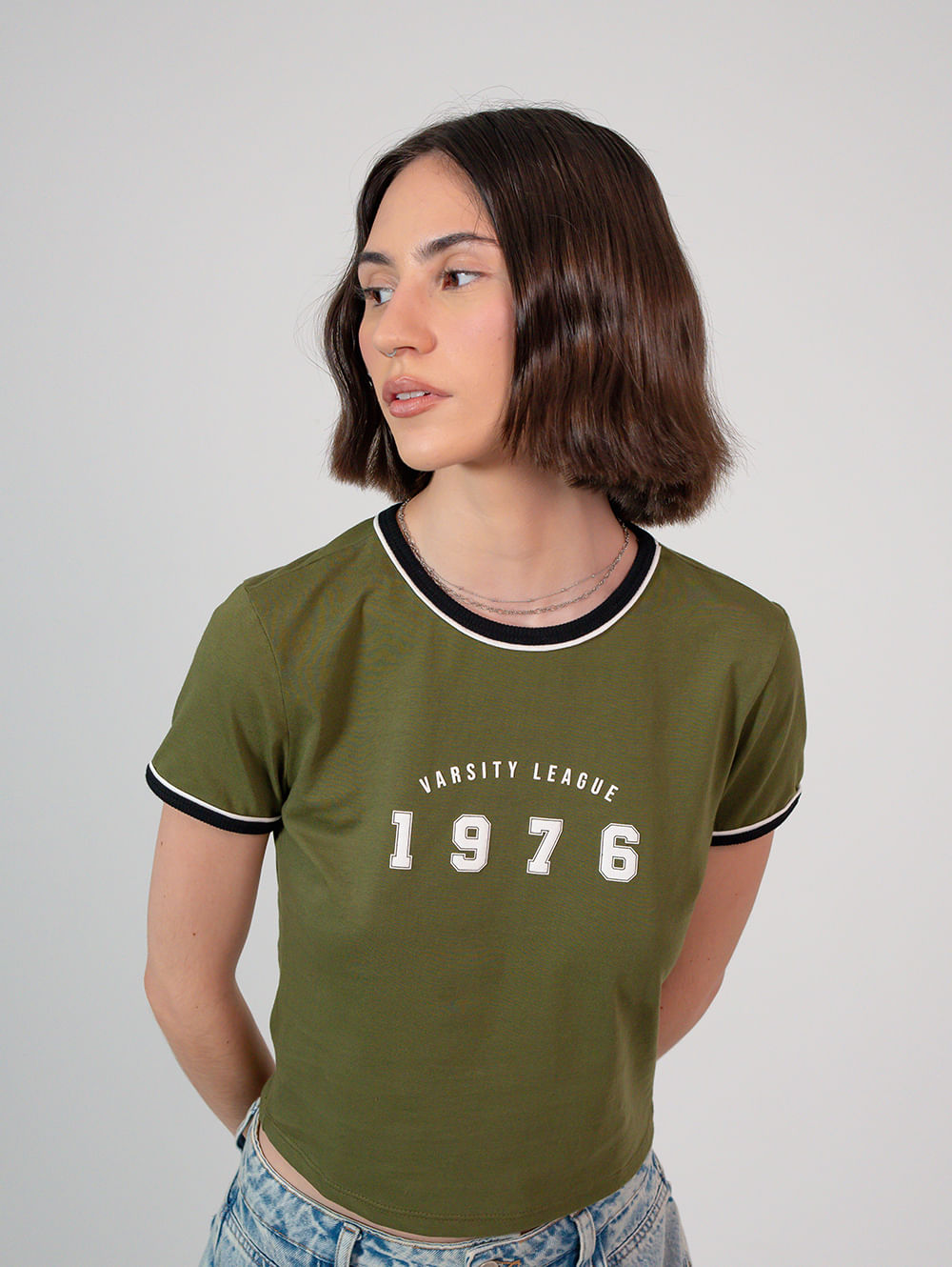 Camiseta baby look detalhes contrastantes na gola