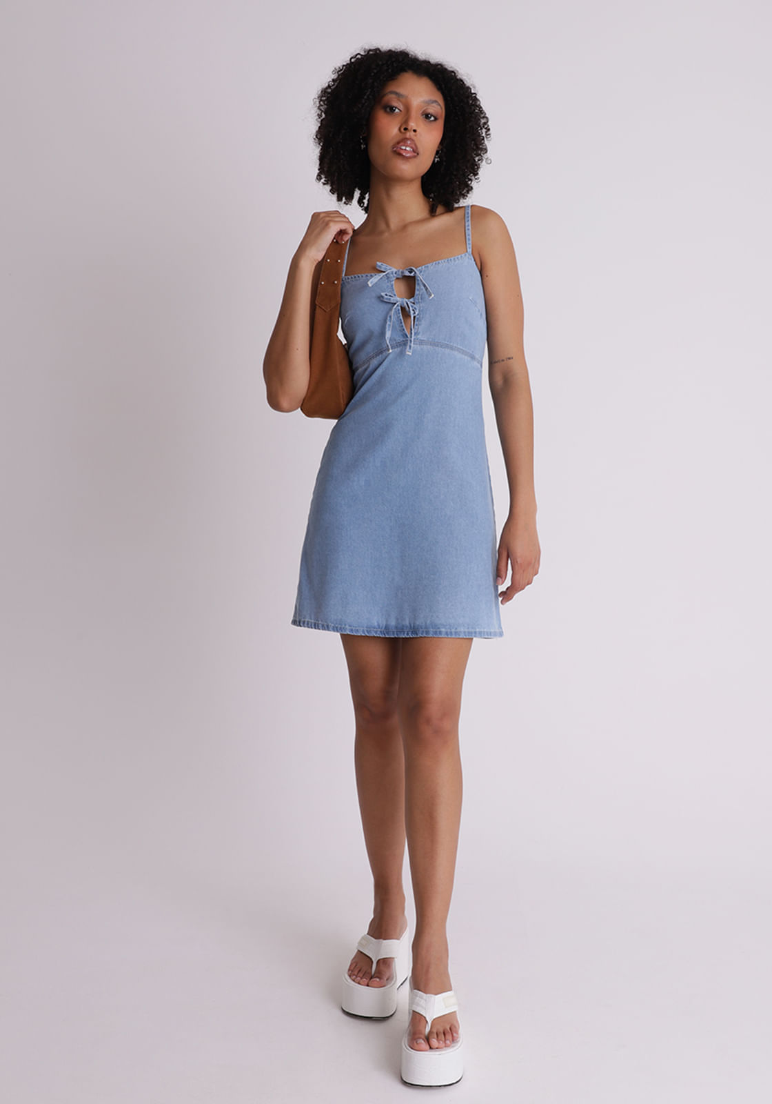 Vestido jeans curto com lacinhos