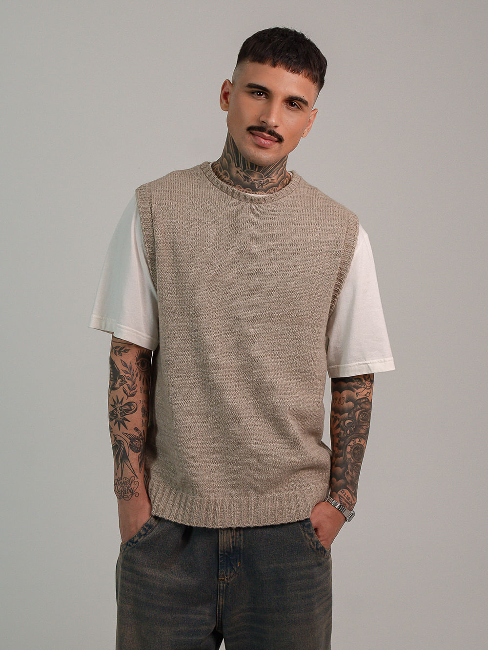 Colete tricot masculino fechado gola careca bege