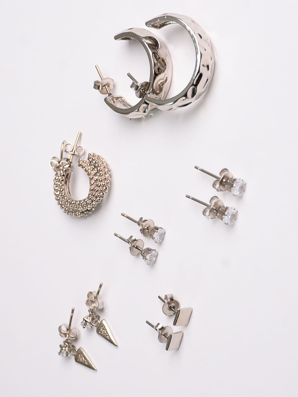 kit 06 brincos em metal com formatos diversos