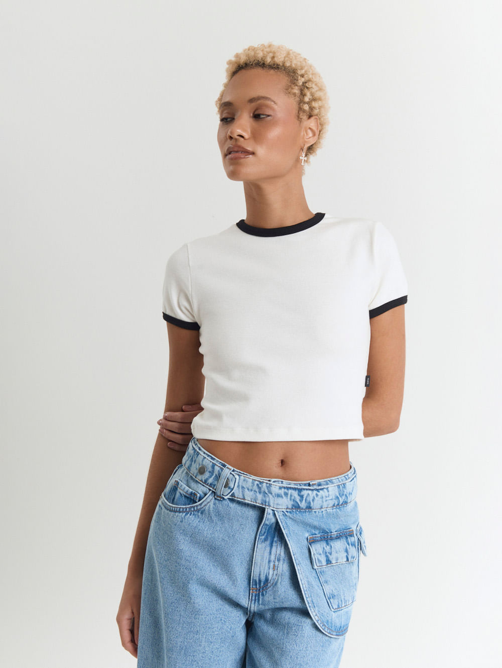 Camiseta malha feminino baby look retrô off white