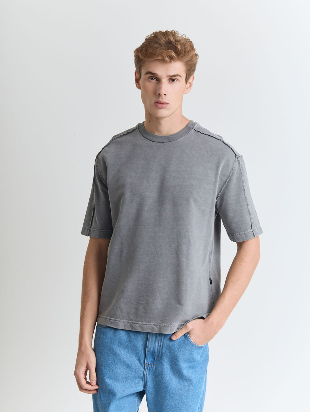 Camiseta em moletinho com recortes