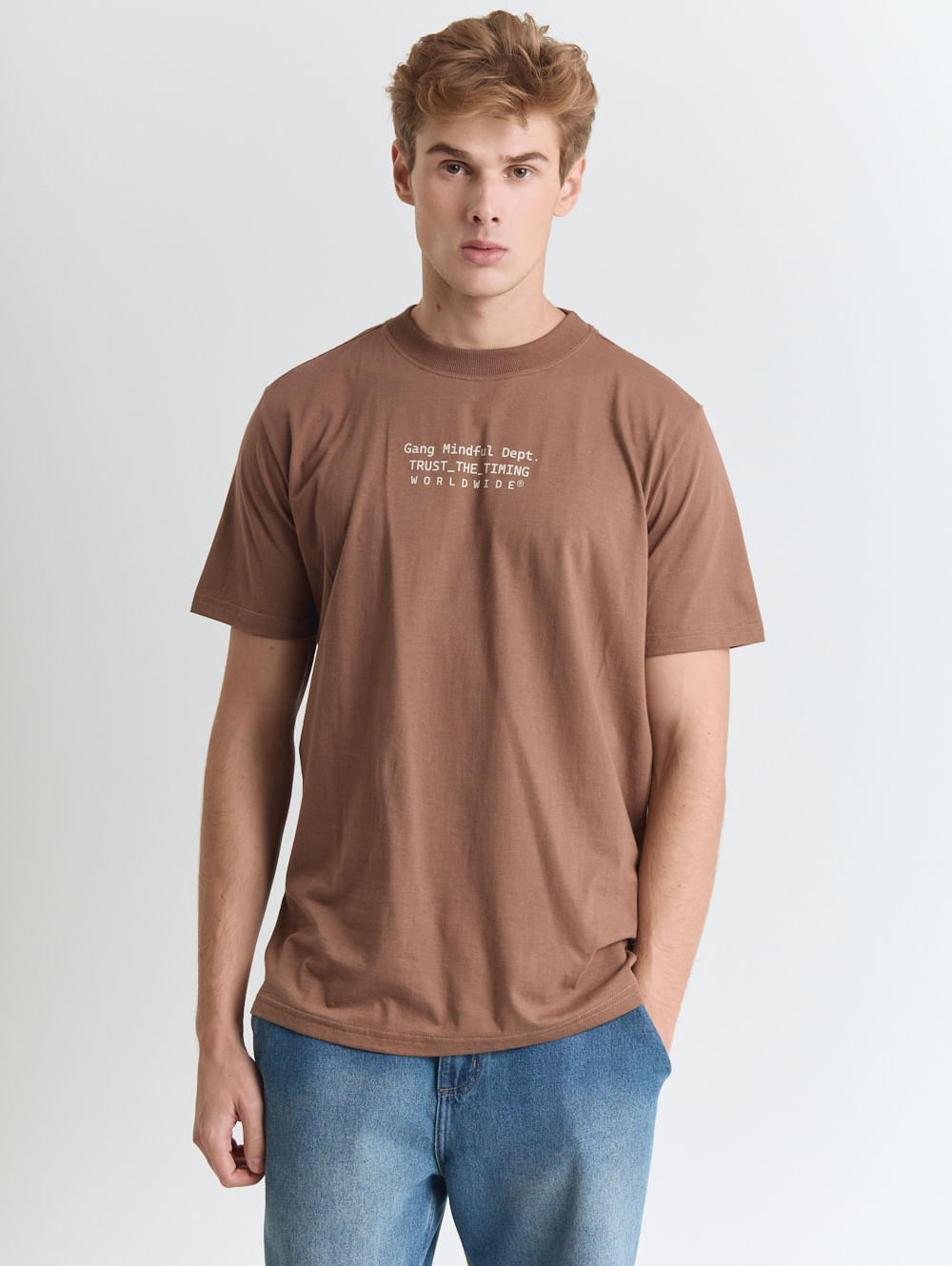 Camiseta comfort com estampa trust the timing
