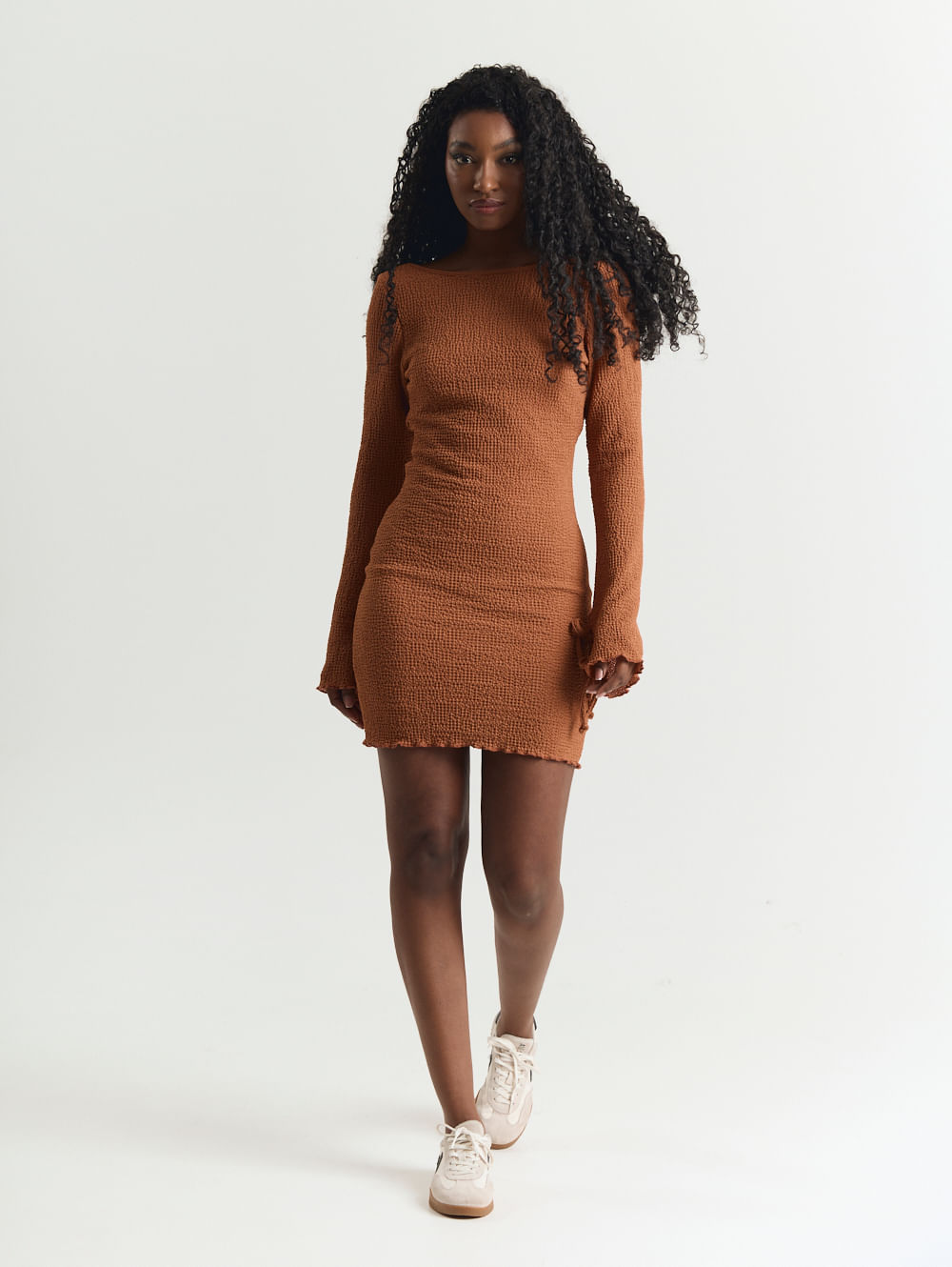 Vestido manga flare com decote nas costas