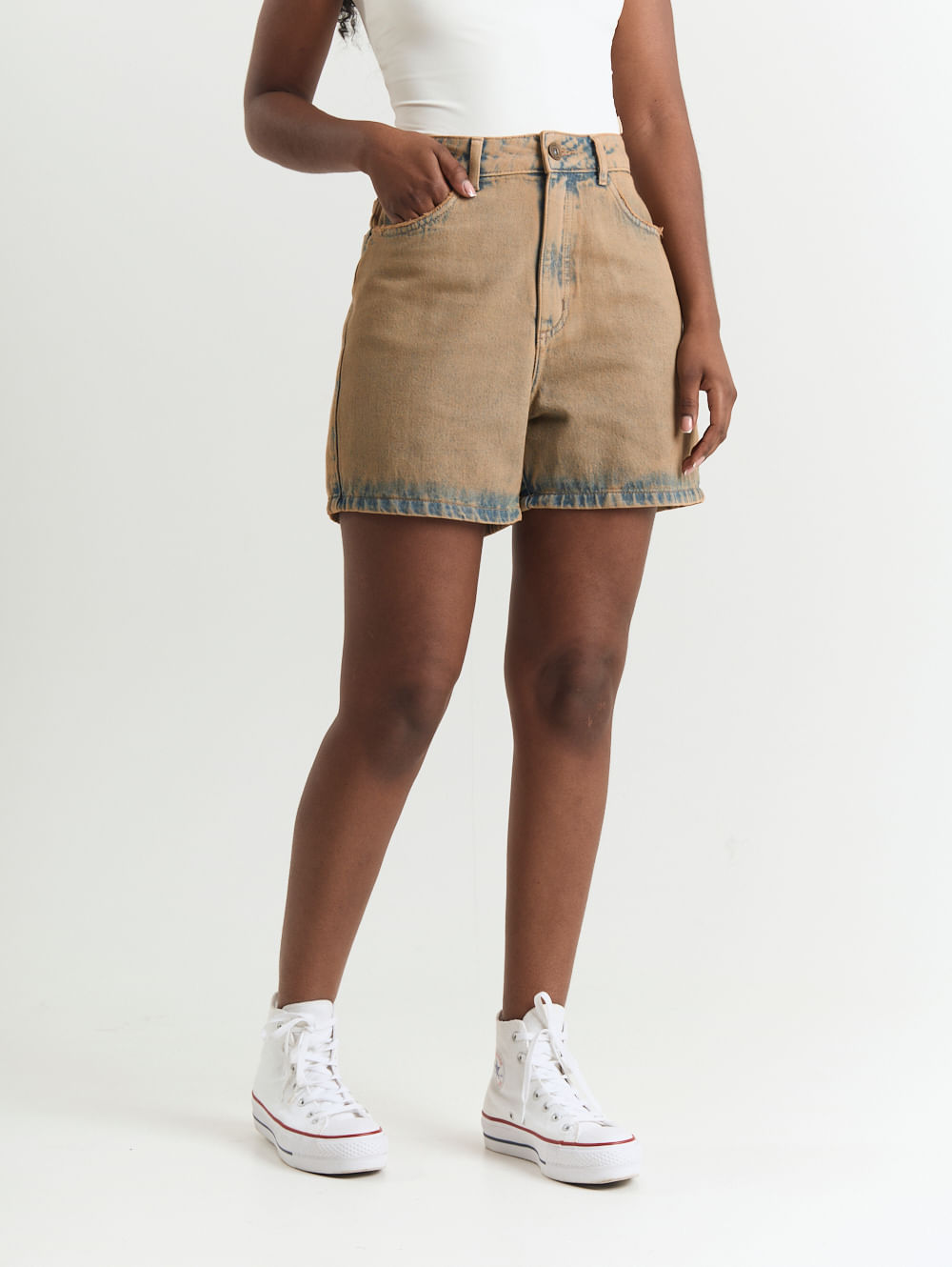 Short jeans feminino aplicação de conha marrom