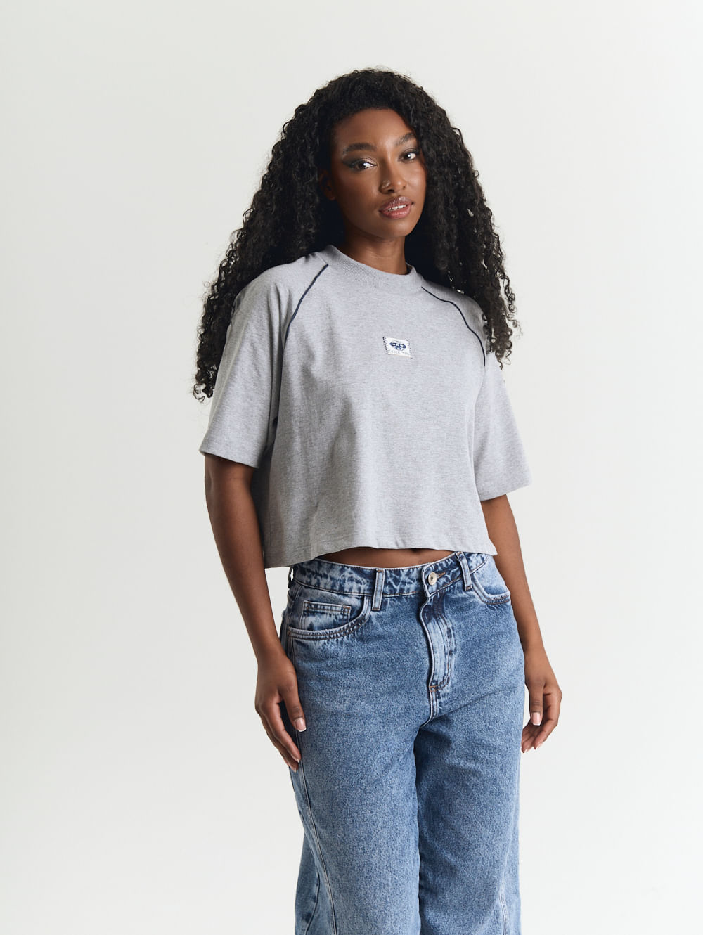 Camiseta cropped raglan etiqueta logo marca