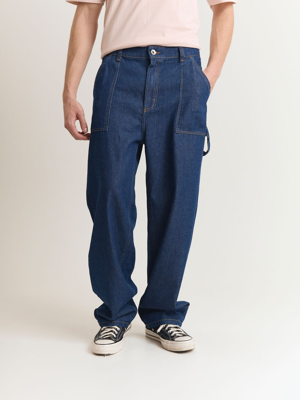Calça jeans baggy com bolsos carpinteiro