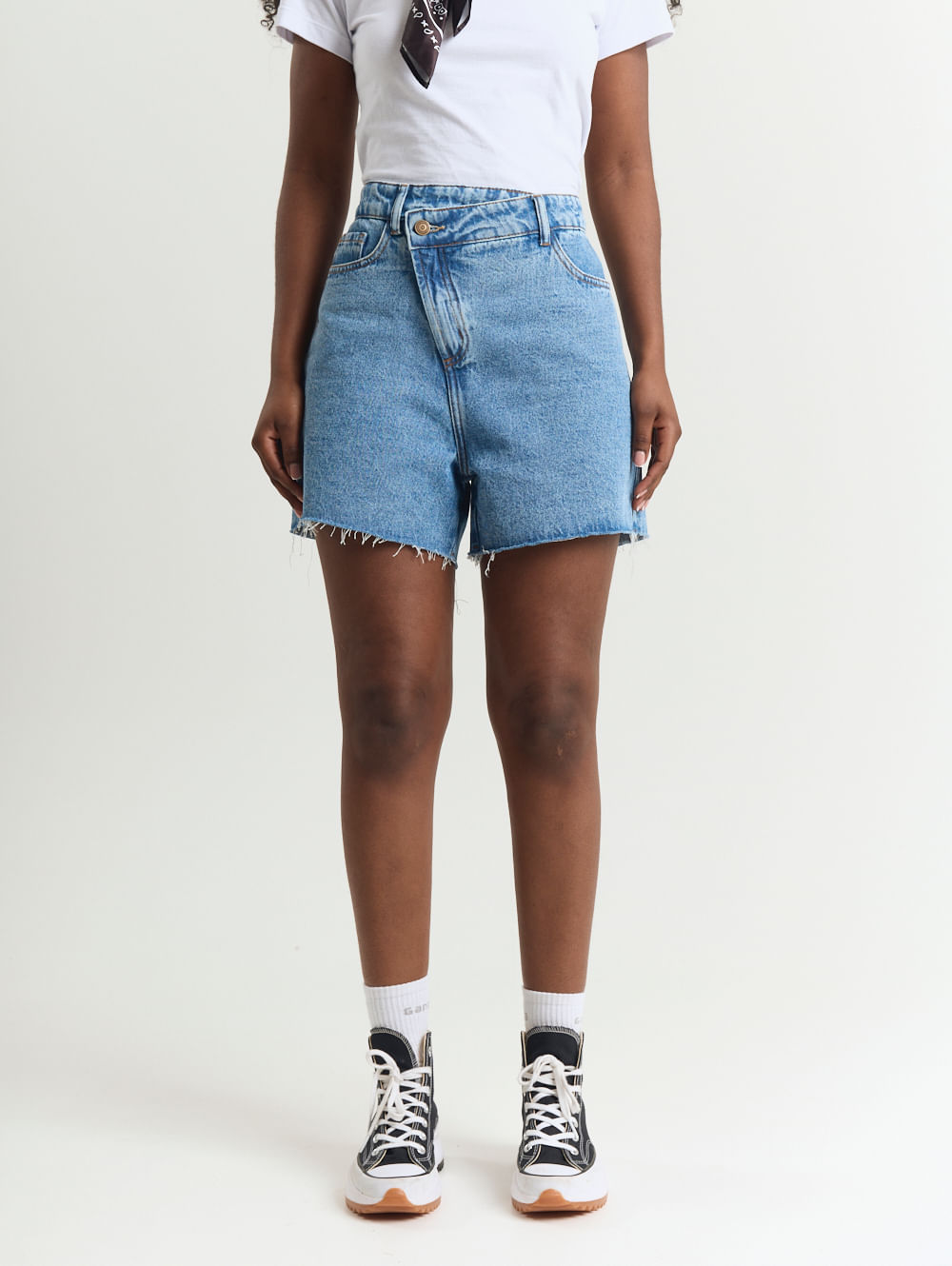 Short jeans feminino cós deslocado azul