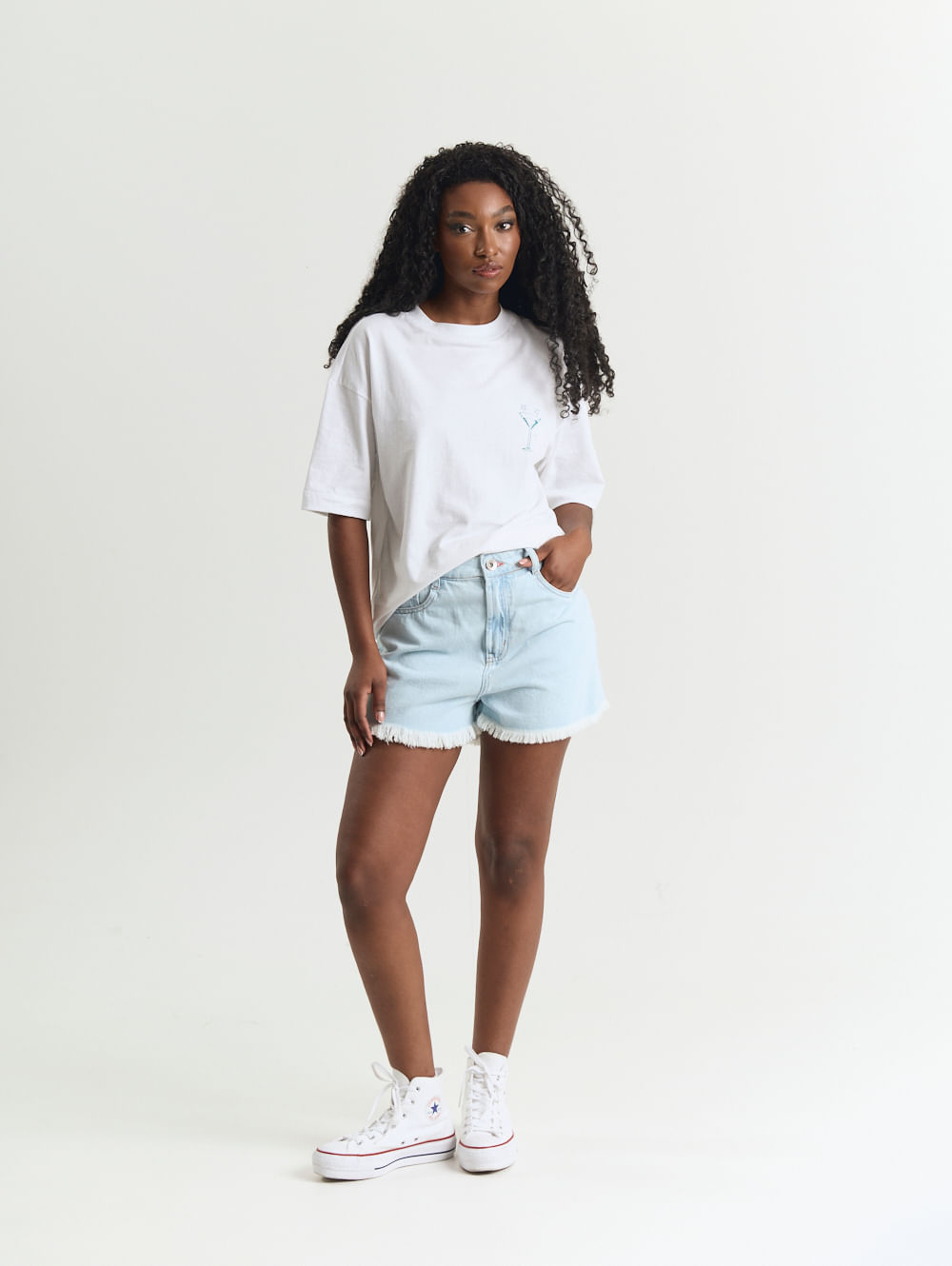 Short jeans feminino delavê bainha desfiada azul